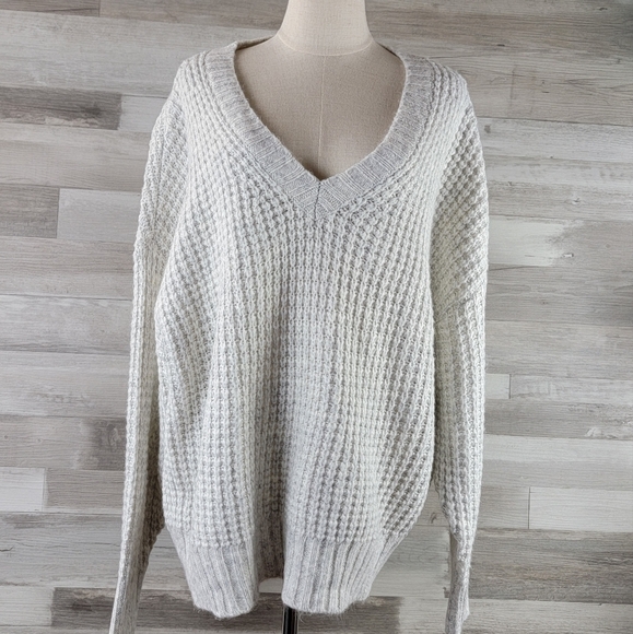 American Eagle Oversized Knit V Neck Light Gray Melange Sweater Large NWT - Picture 2 of 16